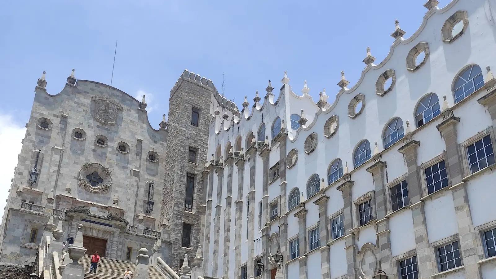 Universidad de Guanajuato: The Monumental Staircase and Campus Guide